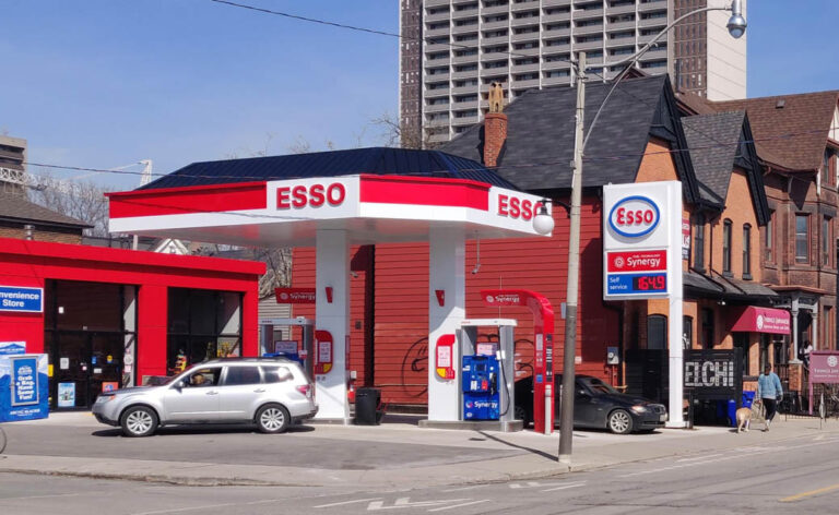 Canadians witness a huge surge in gasoline prices Oil analysts anticipating an economic slowdown after several countries experience an overwhelming increase in fuel costs.