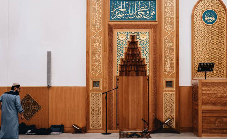 Man facing charges after attacking congregates in Mississauga mosque Dar Al-Tawheed Islamic Centre is considering amplifying security measures during prayer after people inside were assaulted with bear spray during prayer. 