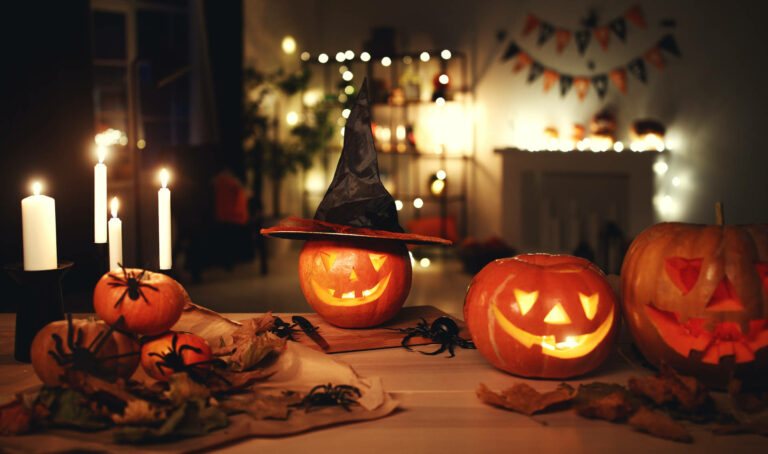 The essentials of a good Halloween party What makes the perfect Halloween party? Is it the theme? The décor? The music? The sweets? This article is the perfect guide for the perfect Halloween party.