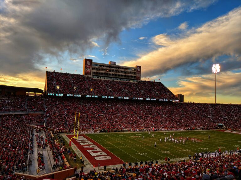 How to fill a stadium: The American playbook for college sport success The numbers behind the massive difference in the popularity of college sports in Canada and the United States, and where U of T stands among the American college giants.